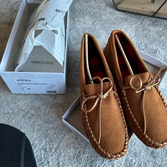 Minnetonka Other - Minnetonka Men's Tan Moccasin Loafers slippers brand new size 13